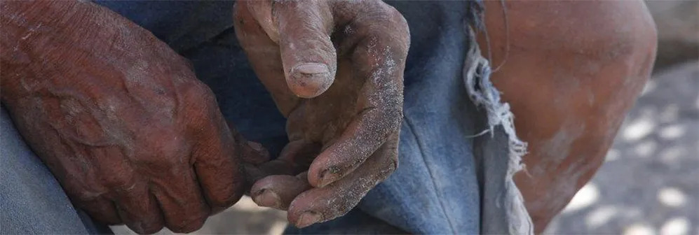 foram encontradas no local condições de trabalho insalubres, ausência de EPIs obrigatórios e falta de proteção adequada no acesso à câmara fria, onde se armazenavam alimentos perecíveis - Foto: Reprodução l MPT