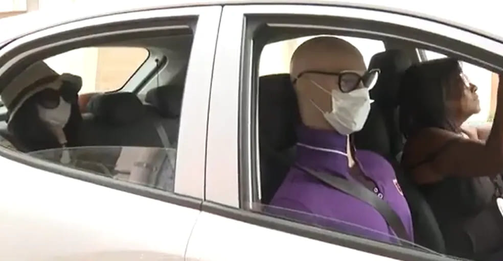 Baiana coloca casal de bonecos dentro de carro para se sentir segura contra assaltos — Foto: Reprodução/TV Bahia