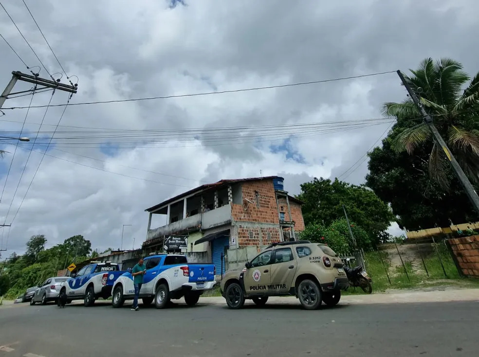 Nove mortos são encontrados em Mata de São João, na Região Metropolitana de Salvador — Foto: Camila Marinho/TV Bahia