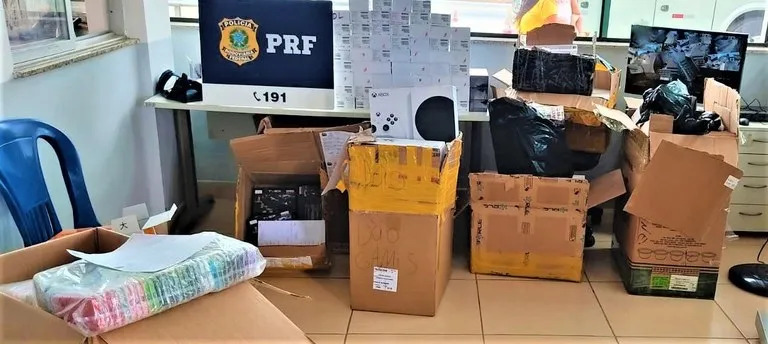 s policiais encontraram diversas caixas com diversos de equipamentos , celulares e mercadorias diversas - Foto: Divulgação/PRF