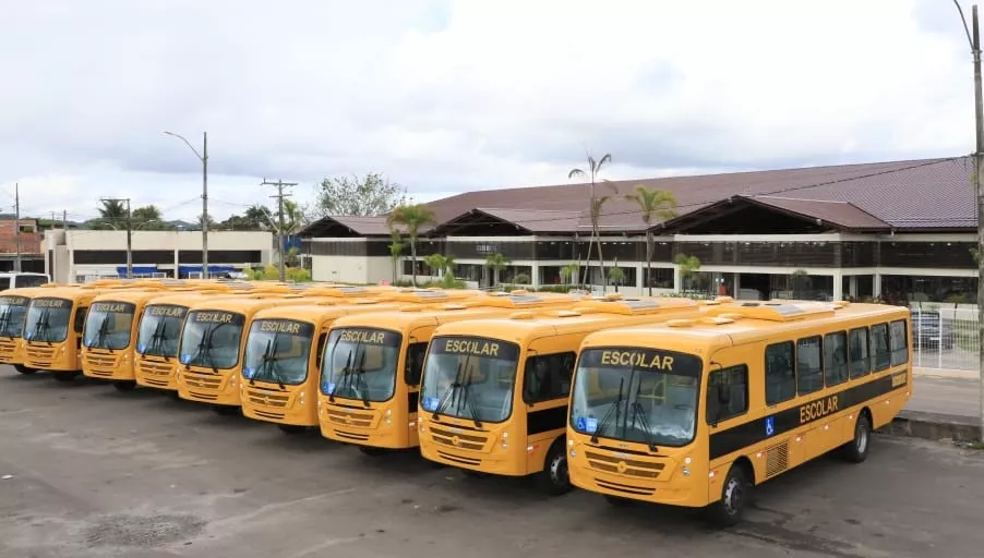 Prefeitura de Mata de São João Reforça Frota de Transporte Escolar com Novos Ônibus