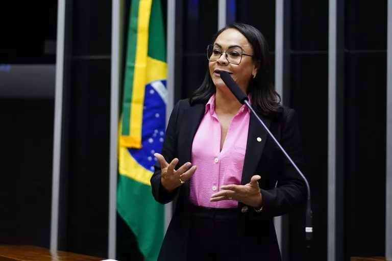 Deputada Federal Ivoneide Caetano Declara Apoio ao Fim da Escala 6x1 nas Redes Sociais