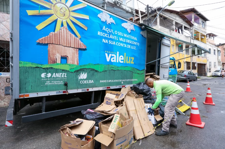 Imbuí, IAPI, Cosme de Farias e mais cinco bairros recebem ação itinerante do Vale Luz