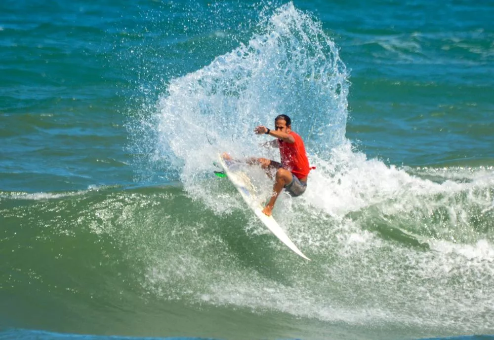 Praia do Forte Sedia Abertura do Tivoli Triple Crown de Surfe 2024