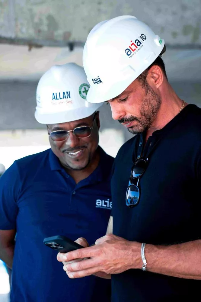 Cauã Reymond Visita Obras do Biosphere Salvador e Encanta Moradores e Compradores