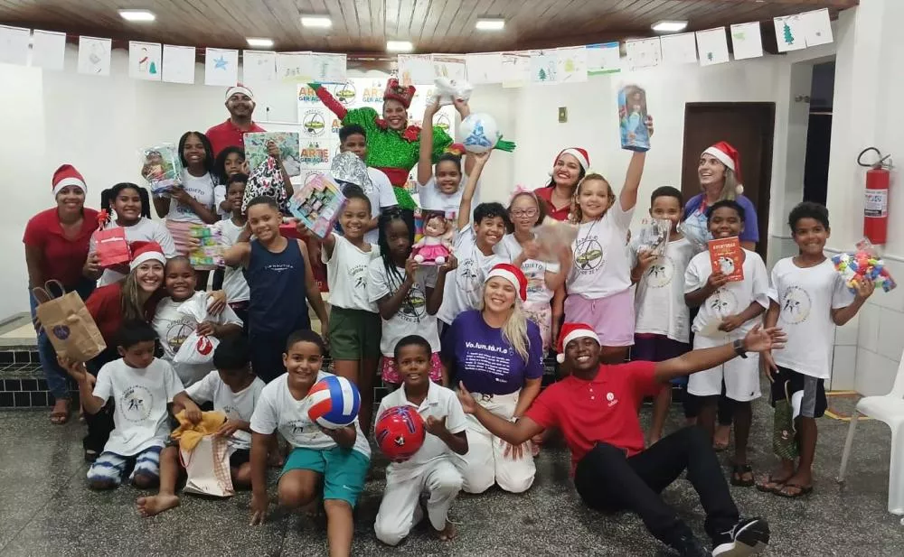 Campanha de adoção de cartas transforma o Natal de crianças em situação de vulnerabilidade em Salvador
