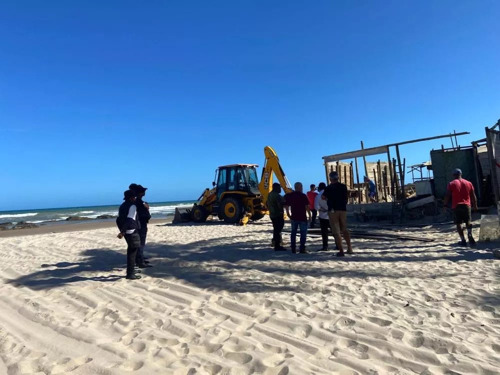 Demolição de Barracas de Praia na Vila de Santo Antônio: Ação da Prefeitura de Mata de São João Gera Questionamentos Legais e Morais