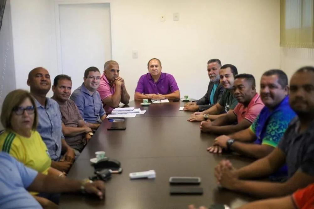 Prefeito se reúne com vereadores e secretário de educação na manhã desta segunda-feira (5)