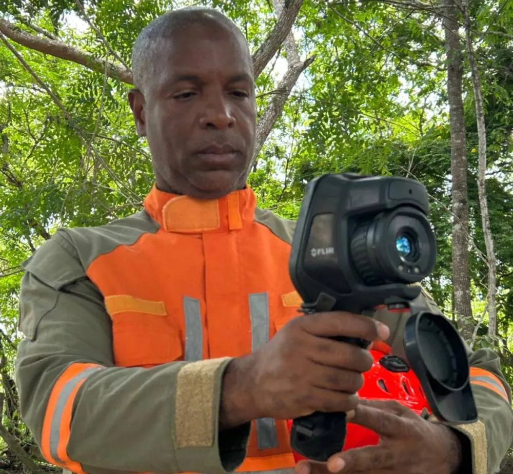 Josemar mostra câmera termal usada na prevenção de incêndios/ Foto: Acervo Bracell