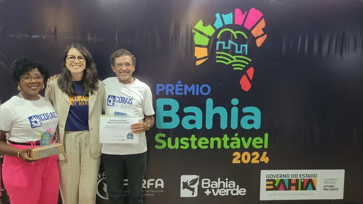 Alessandra Silva das Neves, diretora-presidente do Instituto de Pesca Artesanal de Ilha de Maré (IPA), Magnólia Borges, gerente de Relações Institucionais da Braskem na Bahia e Zé Pescador, CEO da Carbono 14 | Foto: Divulgação