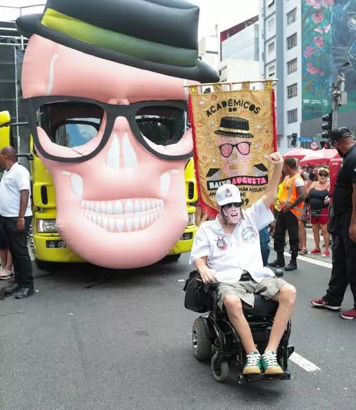 Homem Agride Escritor Marcelo Rubens Paiva Durante Desfile de Bloco em São Paulo