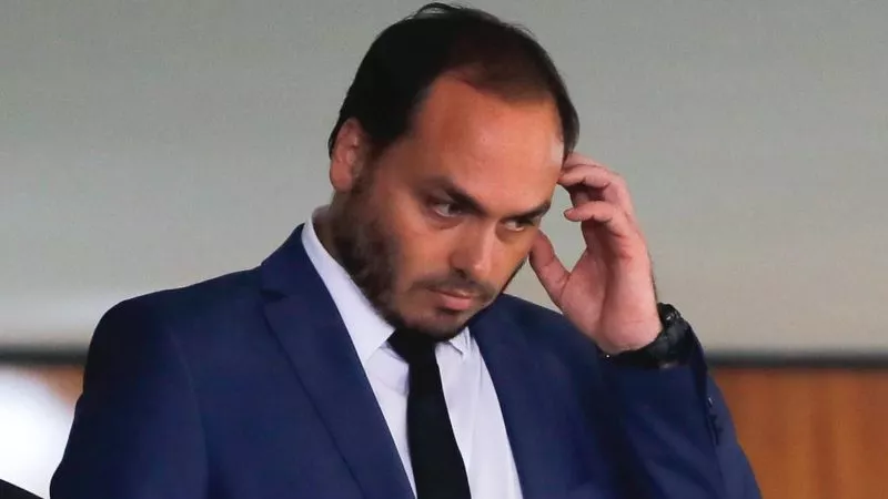 PF Encontra Aplicativo de Grampo em Celular de Assessora de Carlos Bolsonaro Ligada à “Abin Paralela”
