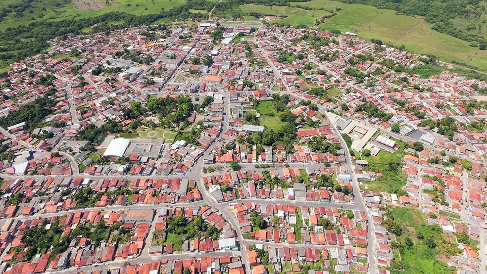Imagem aérea da sede de Mata de São João, cidade da região metropolitana de Salvador — Foto: Eduardo Moody/Prefeitura de Mata de São João