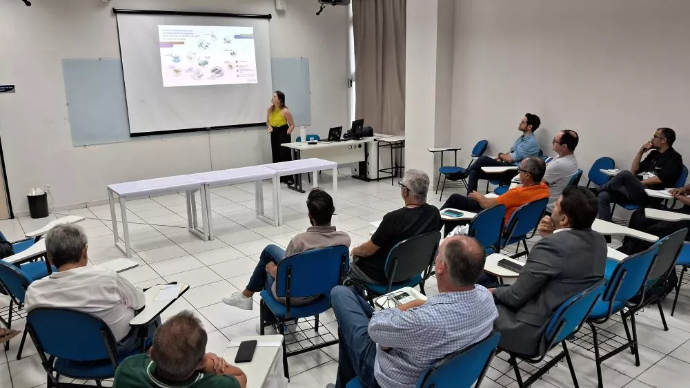 A engenheira do setor de Assistência Técnica e Desenvolvimento da Braskem Eduarda Ludwig durante treinamento realizado na TechLab. Foto: Gabriel Gonçalves / Divulgação