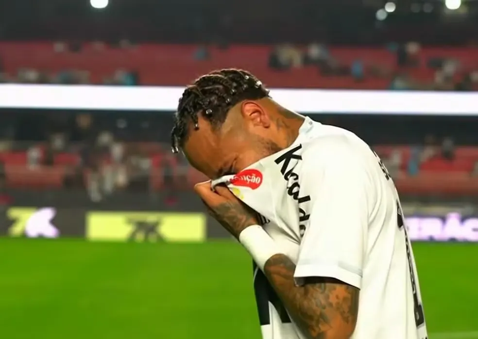Neymar não segurou as lágrimas após a goleada de 6x0 para o Vasco, a maior do clube e da sua carreira. - Foto: Reprodução | TV Globo
