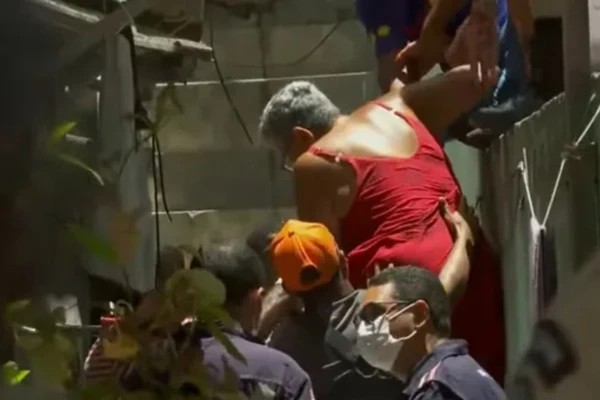 Idosa foi retirada pela janela Crédito: Reprodução/TV Aratu