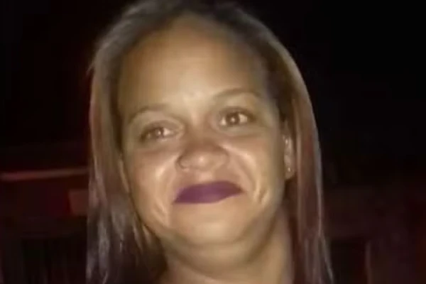 Mulher é eletrocutada ao tocar em tomada enquanto estava molhada na Bahia Crédito: Reprodução