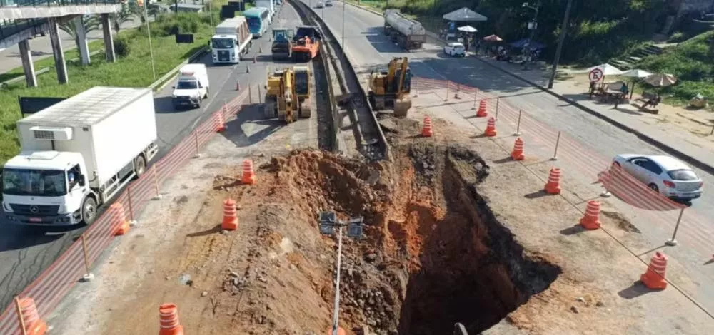 Obras na BR-324 mantêm faixas interditadas nos dois sentidos; trânsito segue sem congestionamentos