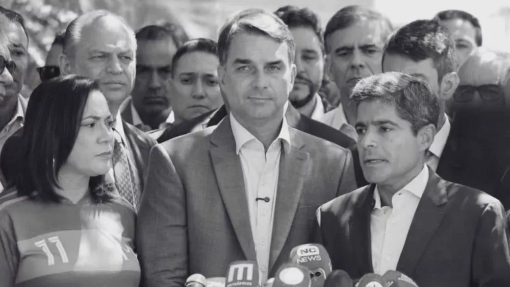 Flávio Bolsonaro perde eleição e leva projeto de ACM Neto para o “caixão político”