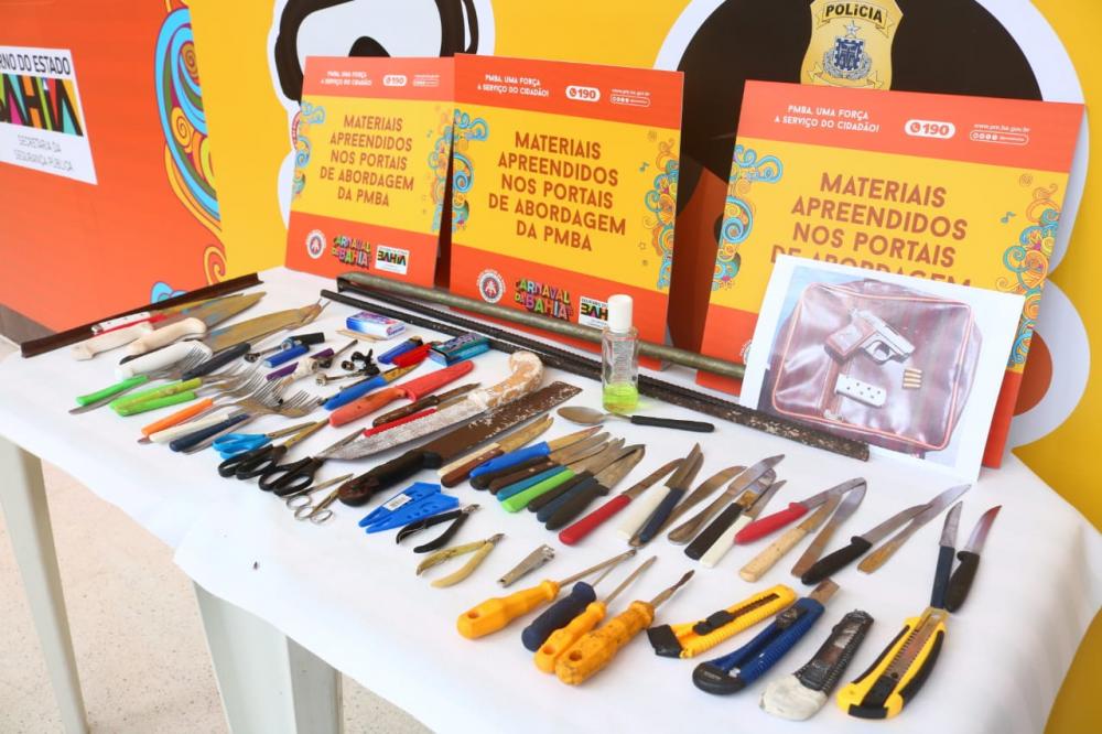 Além de pistola e facas, a polícia aprendeu objetos como garfos, tesouras e estiletes - Foto: Vitor Barreto / SSP-BA