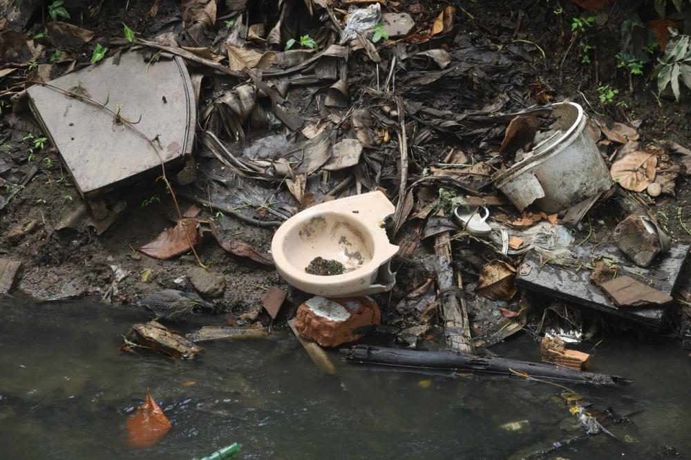 É preciso ter cuidado com água parada e eliminar os focos de proliferação do mosquito Aedes aegypti - Foto: Rafaela Araújo | Ag. A TARDE