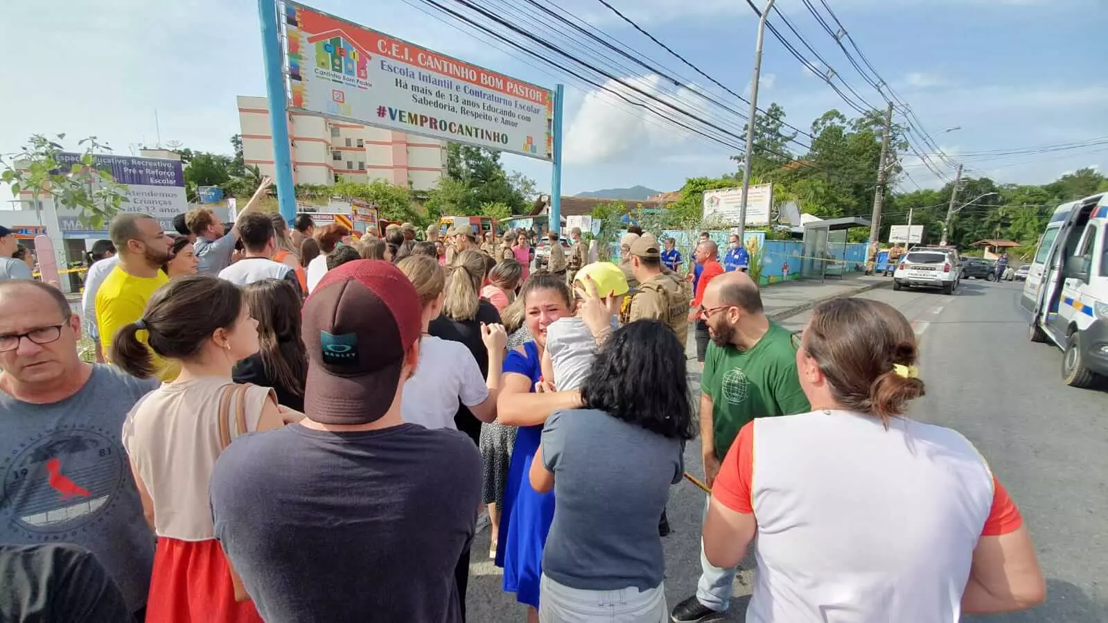 Há registro de tumulto no entorno da unidade de educação que fica na Rua dos Caçadores. (Foto: Patrick Rodrigues, Santa)